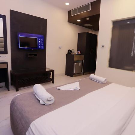 Hotel Pk Residency Нойда Екстер'єр фото