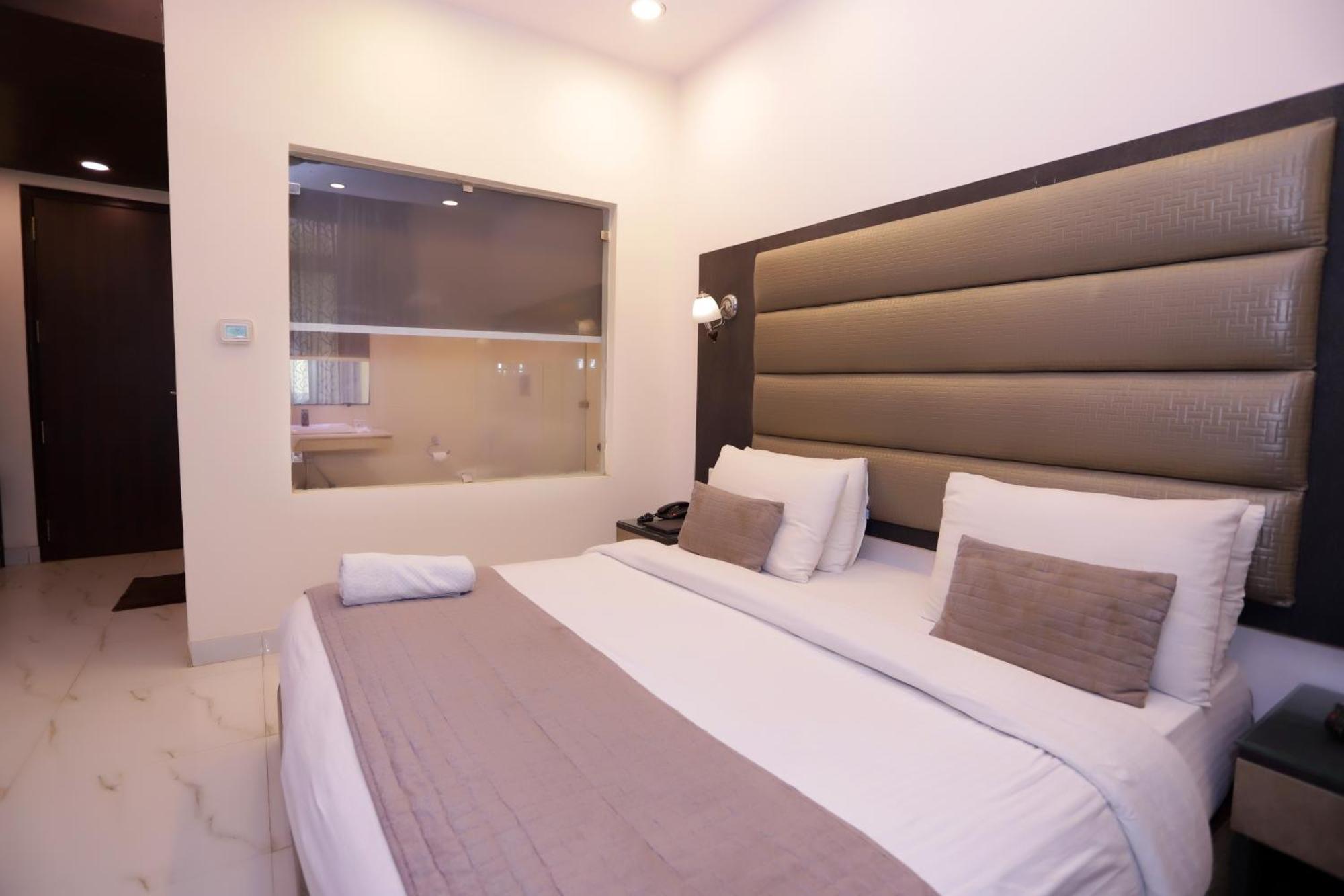 Hotel Pk Residency Нойда Екстер'єр фото