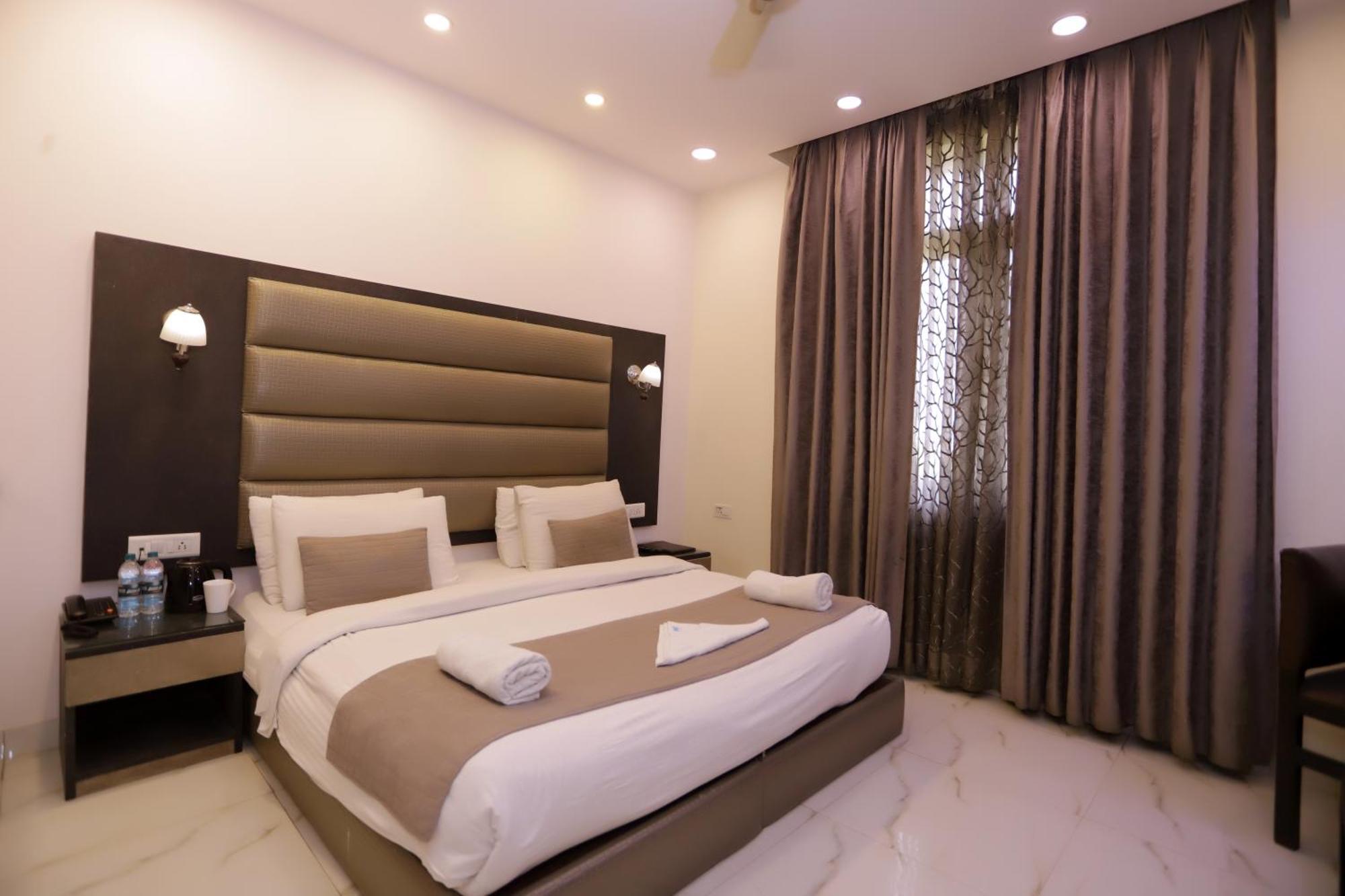 Hotel Pk Residency Нойда Екстер'єр фото