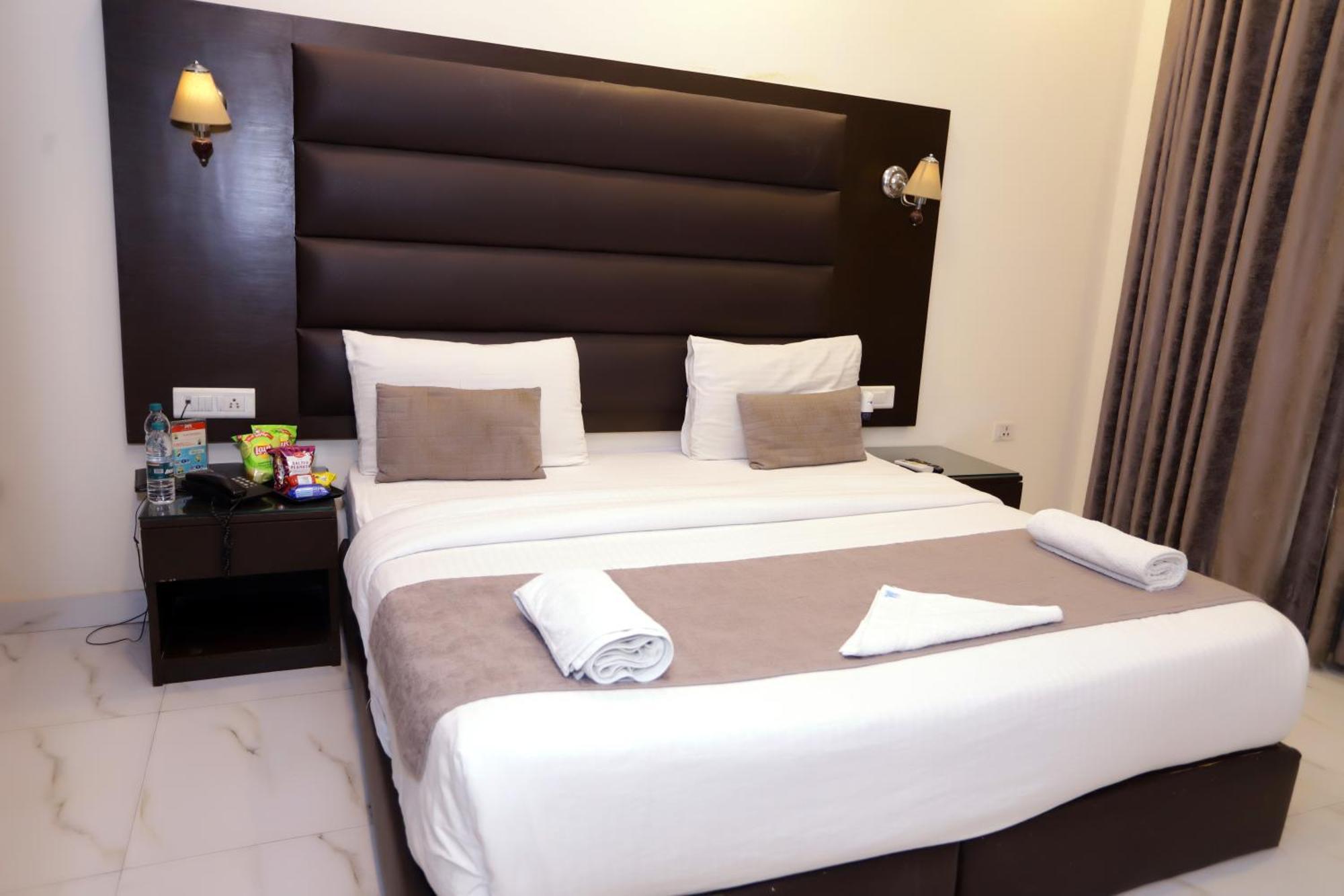 Hotel Pk Residency Нойда Екстер'єр фото