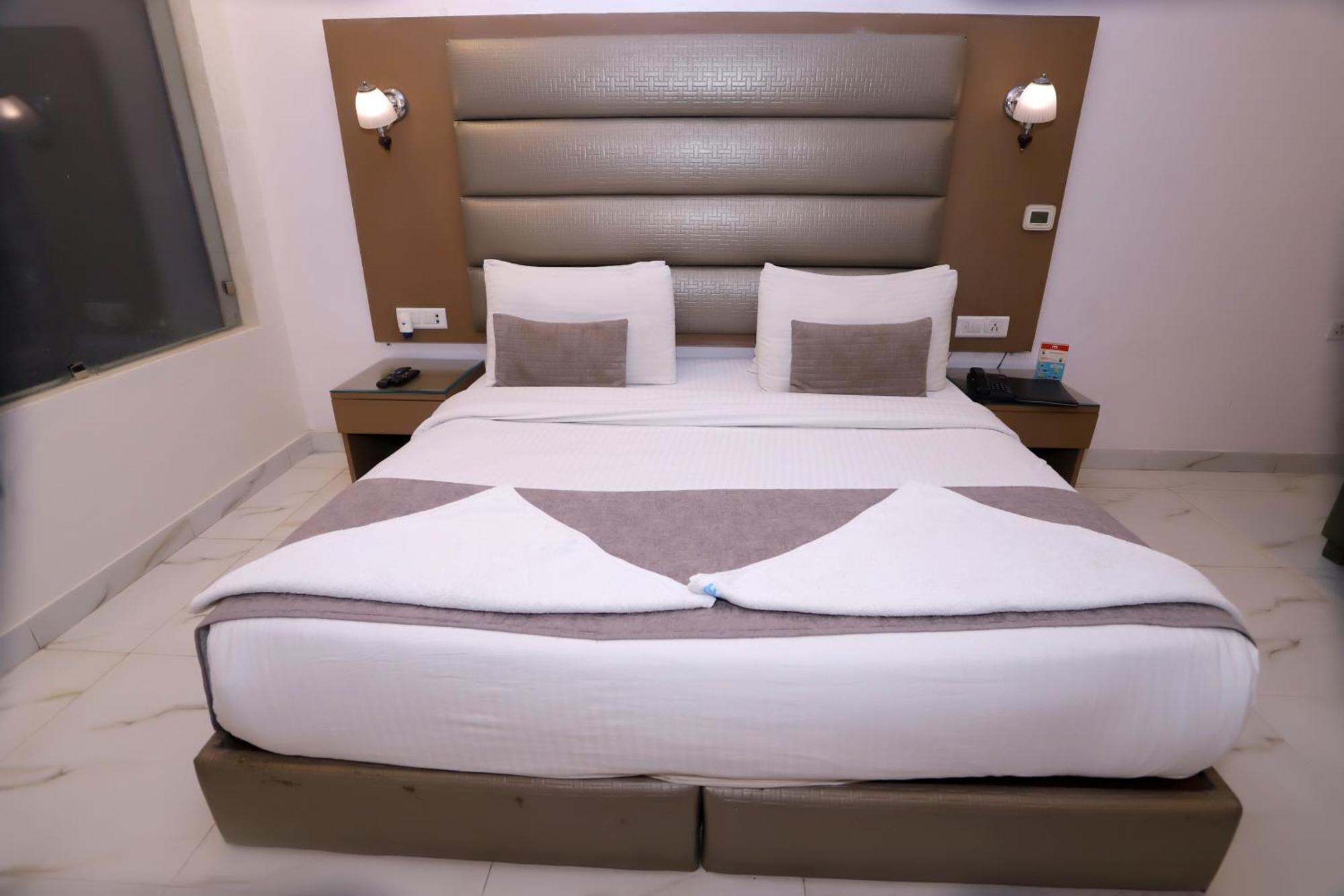 Hotel Pk Residency Нойда Екстер'єр фото