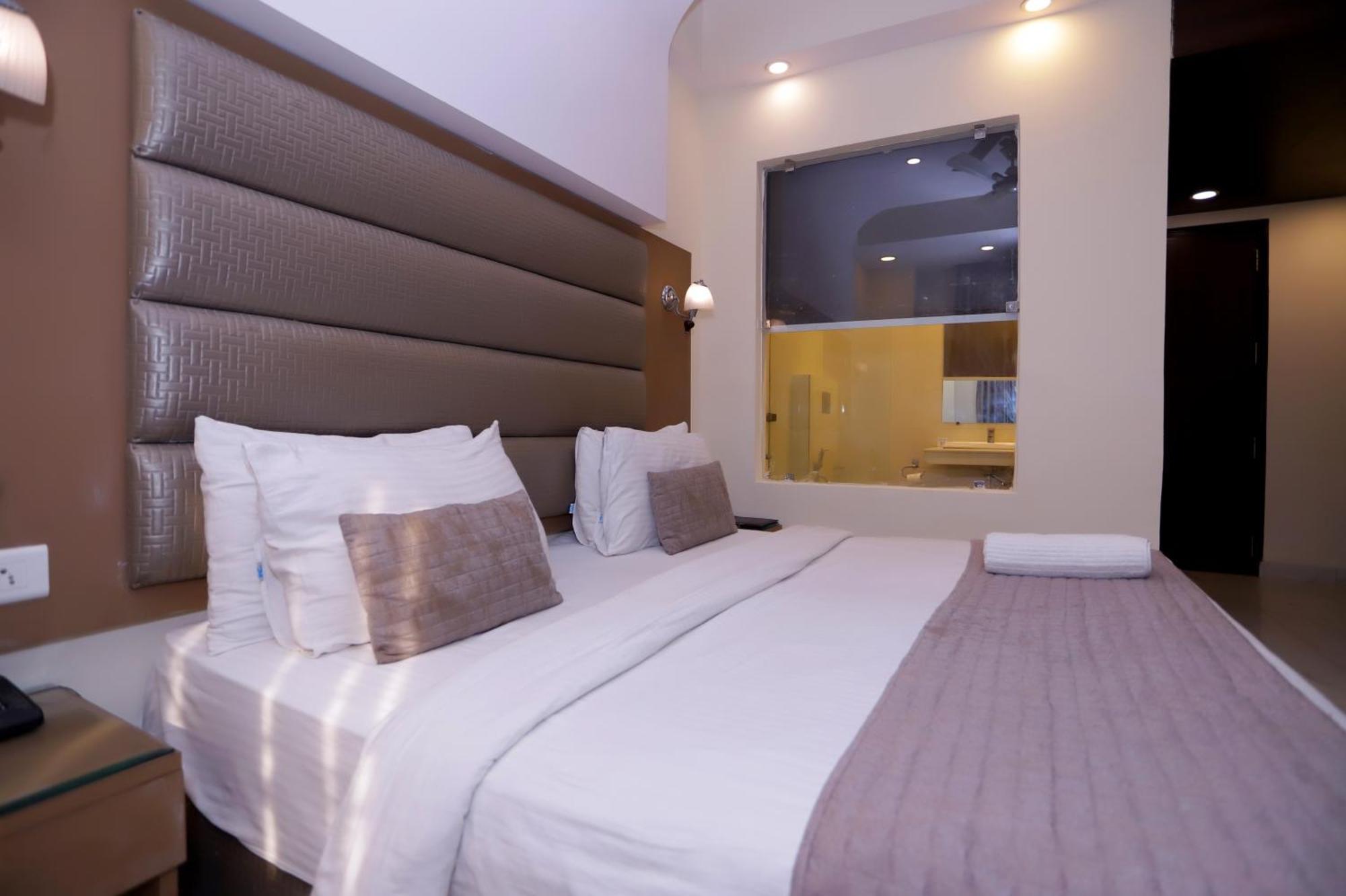 Hotel Pk Residency Нойда Екстер'єр фото