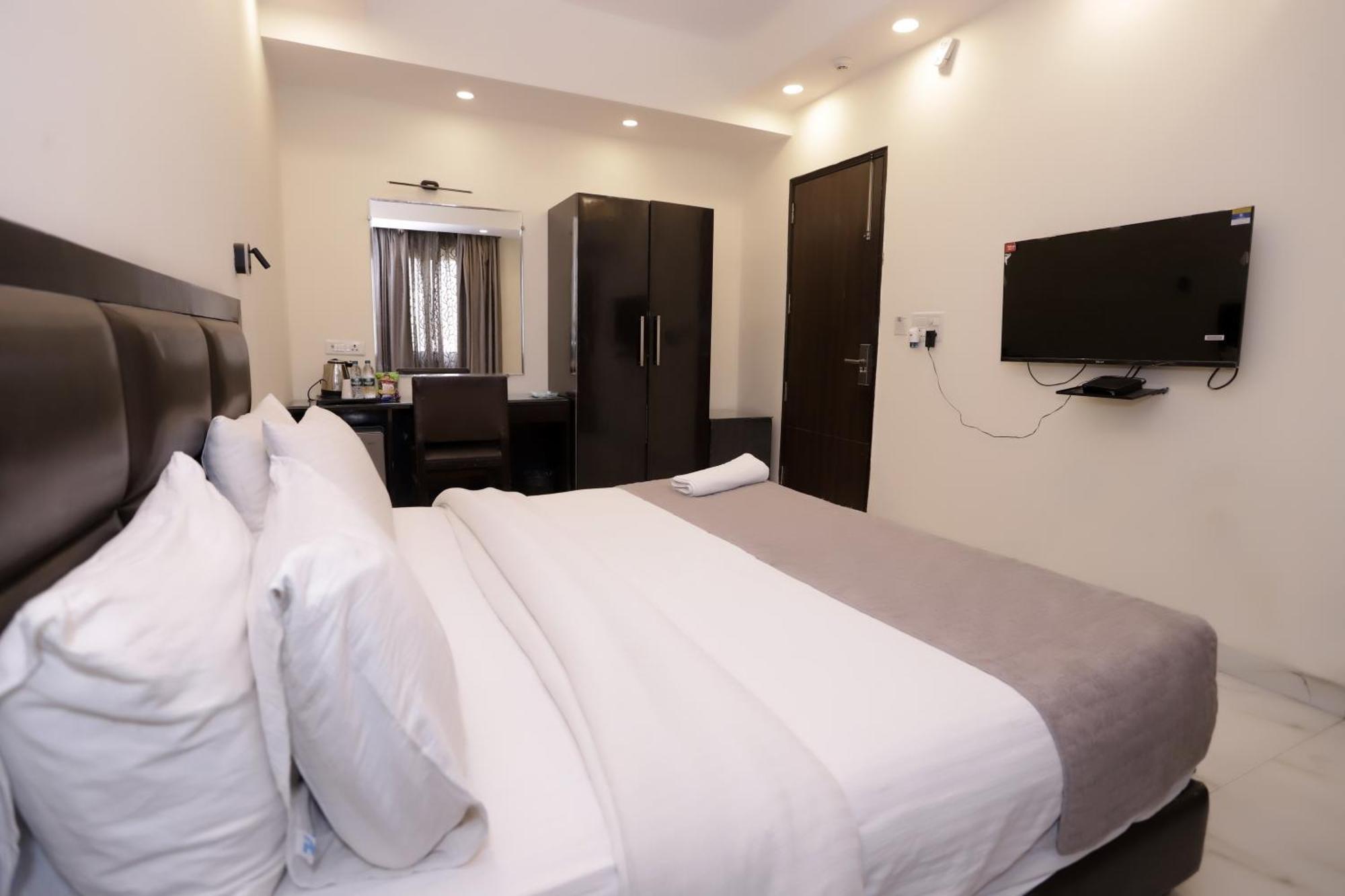 Hotel Pk Residency Нойда Екстер'єр фото