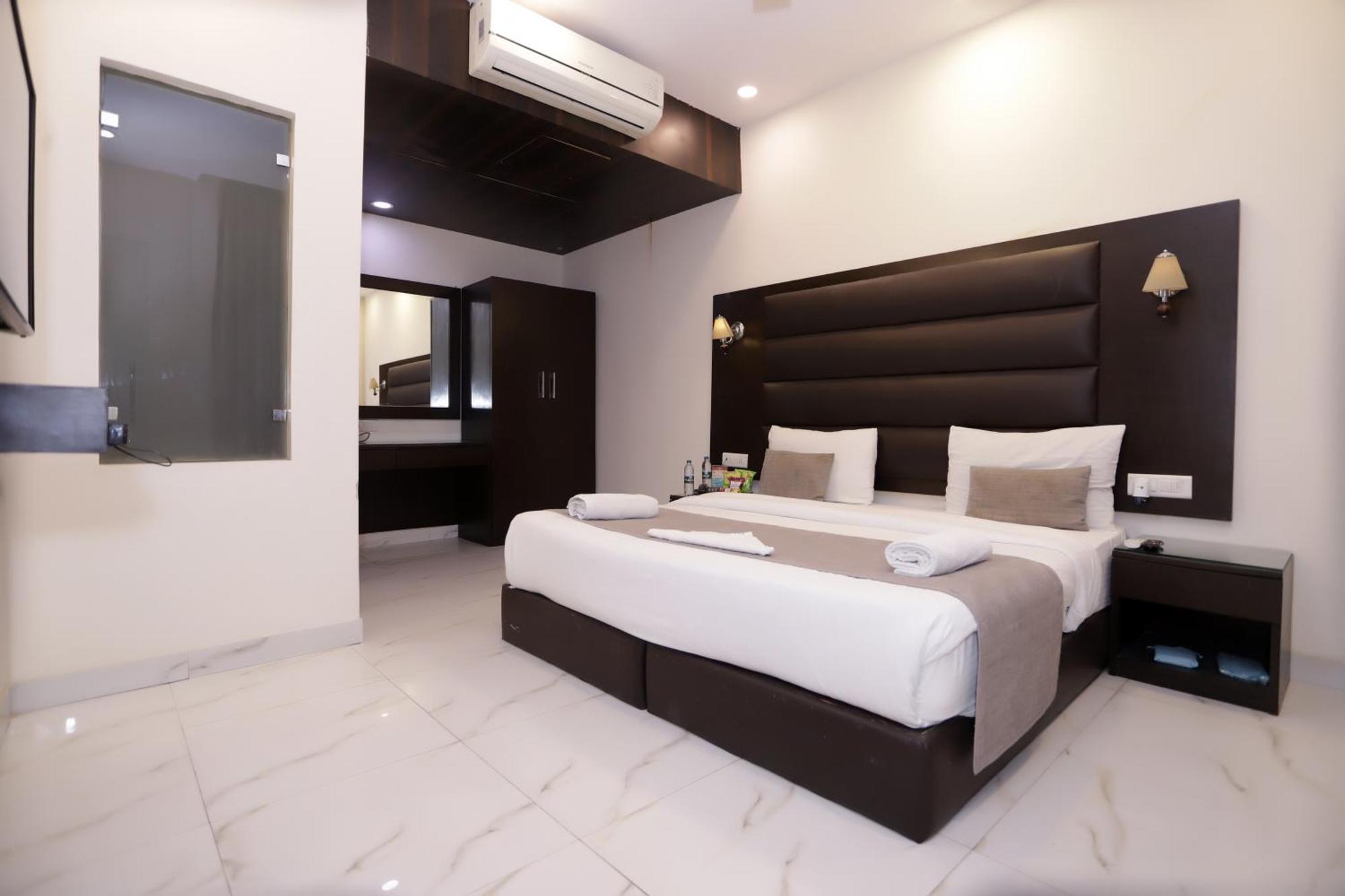 Hotel Pk Residency Нойда Екстер'єр фото