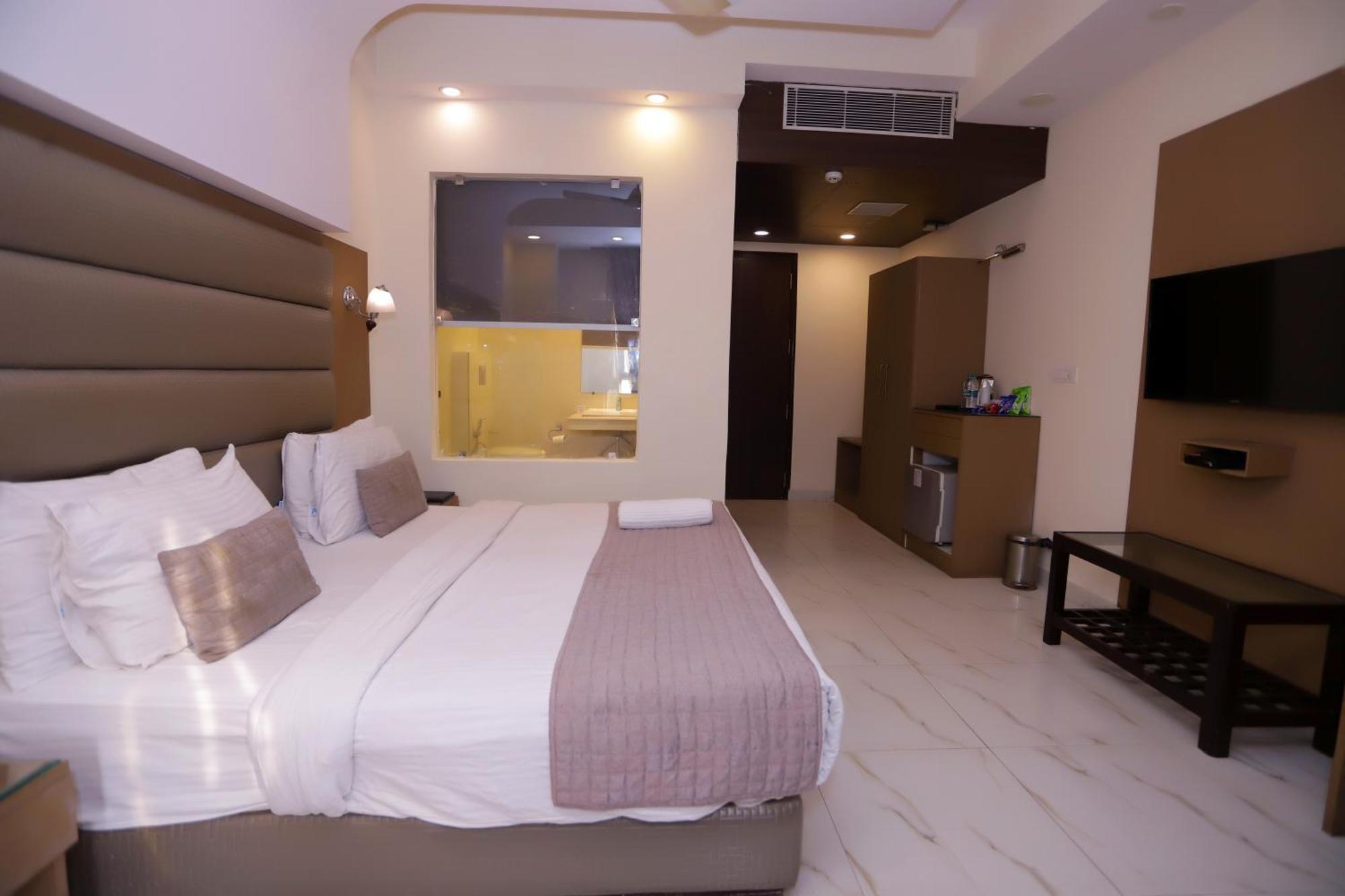 Hotel Pk Residency Нойда Екстер'єр фото