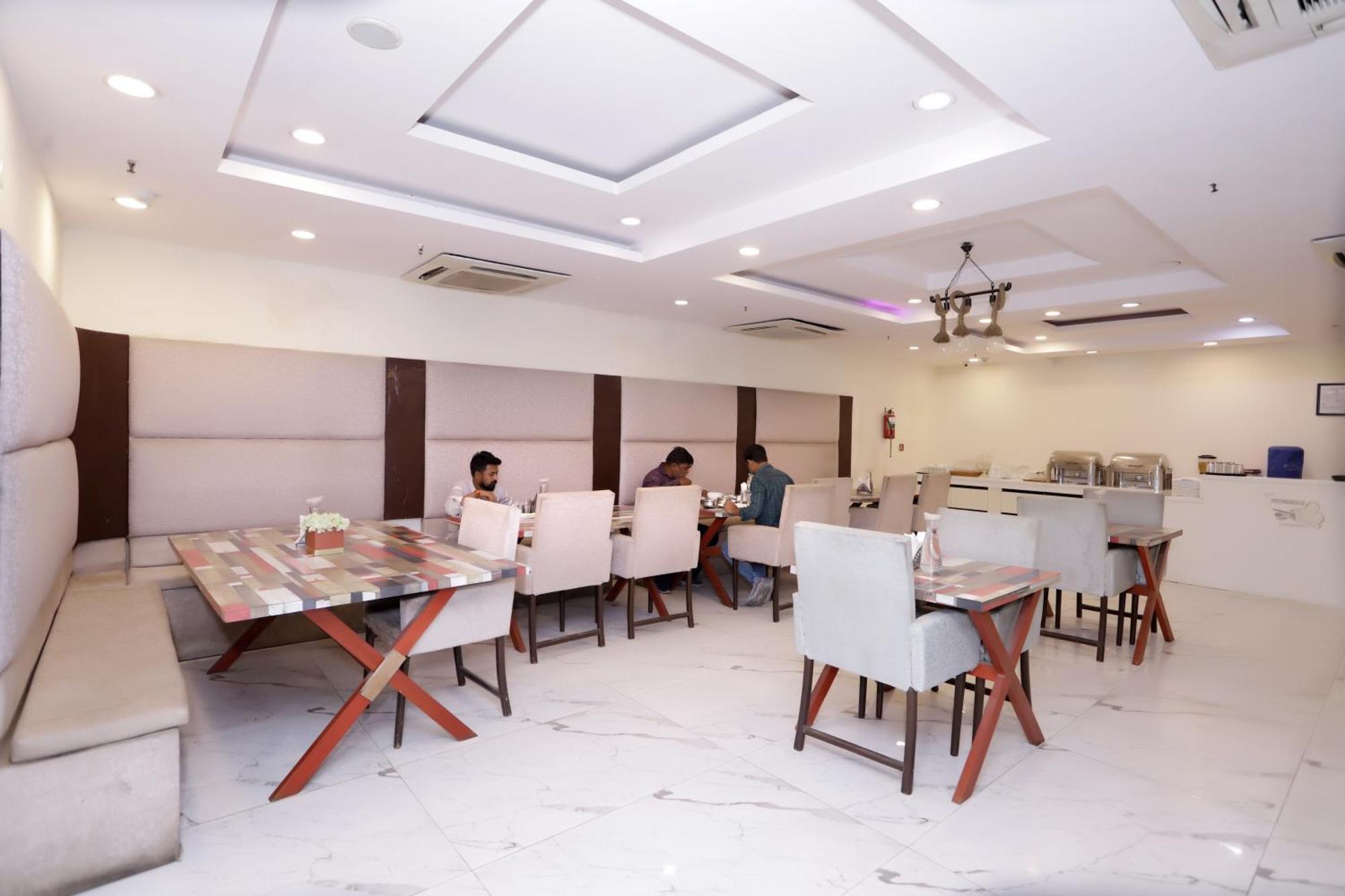 Hotel Pk Residency Нойда Екстер'єр фото