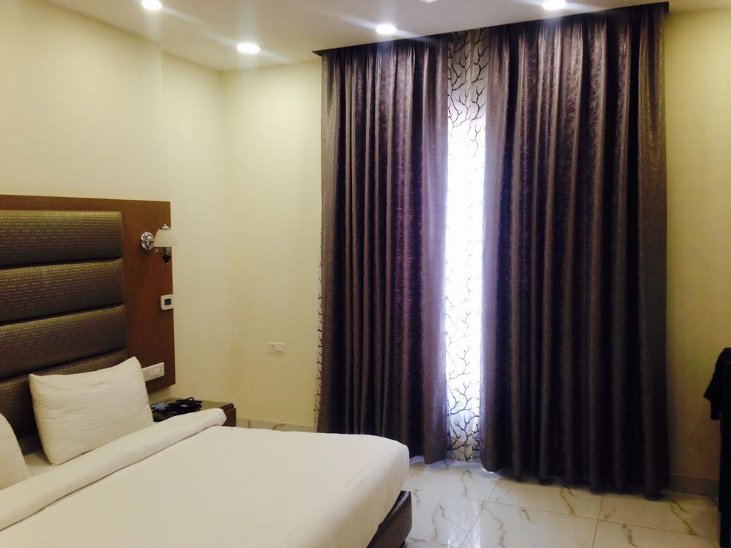Hotel Pk Residency Нойда Екстер'єр фото