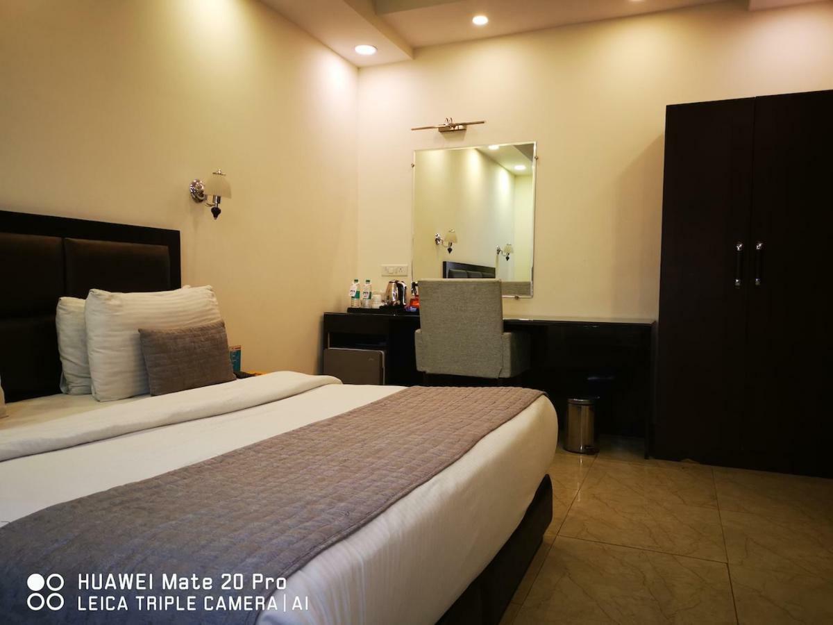 Hotel Pk Residency Нойда Екстер'єр фото